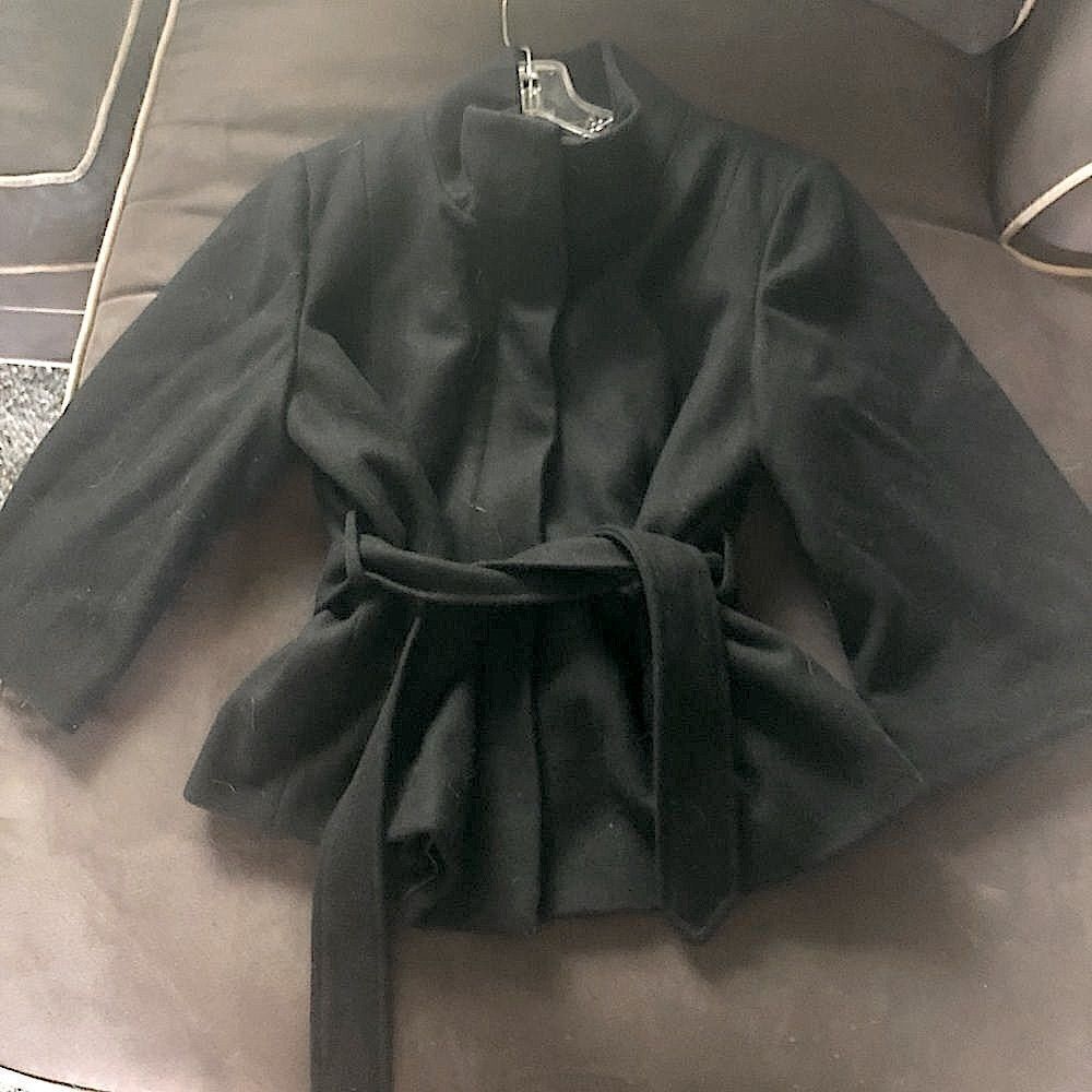 Beautiful black coat with large three-quarter sleeve
